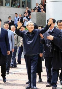 주룽지 전 총리가 22일 모교 칭화대를 찾아 환호하는 교수와 학생들에게 인사하고 있다. 사진출처 펑황망