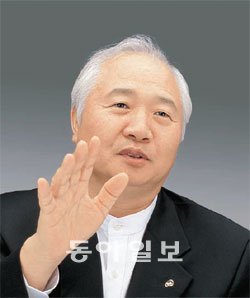 글로벌사이버대는 올해부터 전교생에게 50% 장학금 혜택을 준다. 이 대학 이승헌 총장은 “장학혜택과 특화된 커리큘럼으로 ‘코리안 스피릿’을 가진 글로벌 인재를 키워내는 것이 목표”라고 말했다. 사진제공 글로벌사이버대
