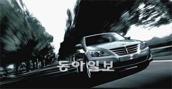 현대자동차의 2012년형 ‘제네시스’는 겉모습보다 알맹이가 많이 바뀌었다. 새로운 엔
진과 자동변속기는 제네시스의 가치를 더욱 높였다. 현대자동차 제공