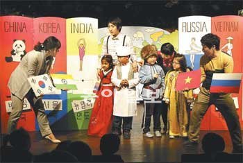 다문화 어린이들이 22일 무지개학교 공연 무대에 올라 배우들과 무대체험을 하고 있다.
김재명 기자 base@donga.com