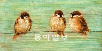나무에 단청기법으로 평화로운 풍경을 그린 화가 김덕용씨의 ’가족’.