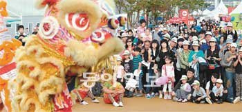 지난해 인천-중국의 날 문화축제를 찾은 시민들이 사자춤 공연을 관람하고 있다. 인천시 제공