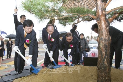 22일 인천광역시 영종도 경정훈련원 개원식에 참석한 정정택 국민체육진흥공단 이사장(왼쪽에서 세번째)과 내빈들이 기념식수를 하고 있다.사진제공｜국민체육진흥공단