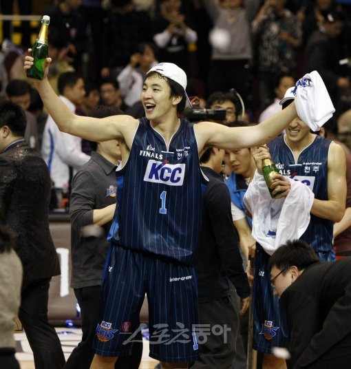 2010-2011 프로농구 챔피언결정전 원주동부 대 전주KCC 6차전 경기가 26일 잠실실내체육관에서 열렸다. 전주KCC는 시리즈 전적 4-2로 승리하며 챔피언결정전 우승을 차지했다. 강병현이 환호하고 있다. 잠실실내체 | 김종원기자 (트위터 @beanjjun) won@donga.com