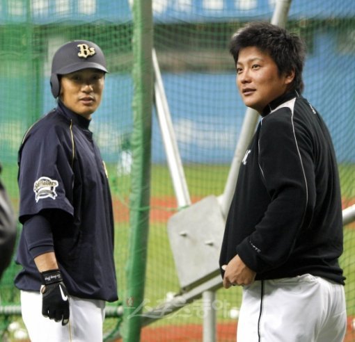 지바롯데 김태균은 오릭스 이승엽과의 시즌 첫 한국인 타자간 맞대결에서 결승 2루타를 포함해 2안타를 날리며 3타수 1안타의 이승엽에 판정승을 거뒀다. 시즌 첫 결승타에 5타점째. 스포츠동아DB