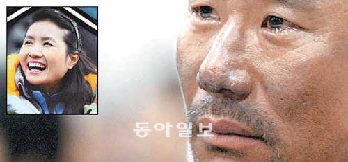 산악인 김재수 대장(오른쪽)이 26일 안나푸르나 정상에 올라 여성 산악인 고 고미영씨(왼쪽)와 약속했던 히말라야 8000m급 14좌 완등에 성공했다. 고 씨의 등반 파트너였던 김 대장은 2009년 7월 등반 중 사고로 숨진 고 씨의 영결식에서 하염없이 눈물을 흘렸다. 연합뉴스·동아일보DB