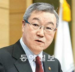 26일 내외신 기자들에게 남북 현안을 설명하고 있는 김성환 외교통상부 장관. 김미옥 기자 salt@donga.com