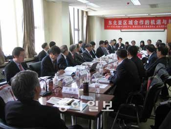 24일 중국 베이징대에서 열린 ‘한중일 국제심포지엄’에서 참석자들이 토론하고 있다. 동서대 제공
