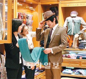 정장 세트는 성년의 날에 전통적으로 인기가 많은 선물이다. 현대백화점 제공