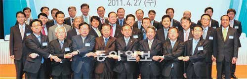 포스코는 27일 서울 강남구 대치동 포스코센터에서 953개 1∼4차 협력기업과 공정거래·동반성장을 다짐하는 협약식을 열었다. 앞줄 왼쪽부터 2차협력기업대표 이수현 청우피앤티 사장, 정병철 전국경제인연합회 부회장, 김기문 중소기업중앙회 회장, 정준양 포스코 회장, 김동수 공정거래위원장, 정운찬 동반성장위원장, 이동근 대한상공회의소 부회장, 1차협력기업대표 나채홍 동주산업 사장. 포스코 제공