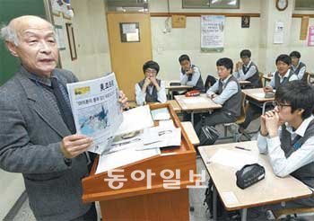 문명호 전 동아일보 논설위원이 22일 서울 용산구 오산중
의 NIE 교육 시간에 신문과 기자의 역할을 설명하고 있다.
김재명 기자 base@donga.com