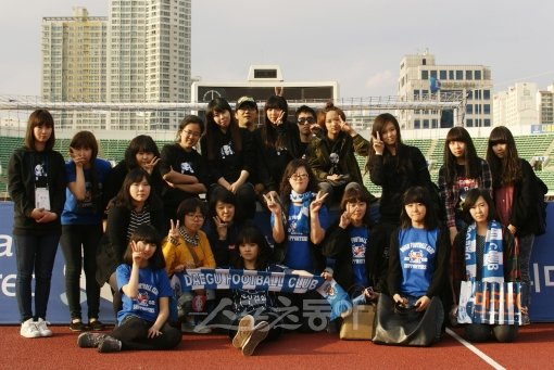 대구FC의 열성적인 여성 서포터 ‘예그리나’ 회원들이 기념촬영을 하고 있다.사진제공｜예그리나