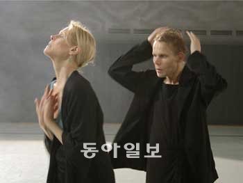 여성 안무가 카롤린 칼송 씨(왼쪽)가 안무해 11년간 춤춰온 작품을 남성 무용수인
사리넨 씨의 춤으로 새롭게 탄생시켰다. LG아트센터 제공