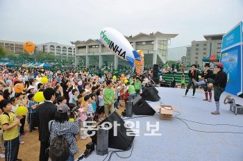 어린이들이 지난해 인하대 운동장에서 열린 어린이날 행사에 참가해 즐거운 시간을 보내고 있다. 인하대는 올해 어린이날에도 오전 10시 반 야구장과 대운동장에서 인천시민과 함께하는 ‘2011 인하가족 한마당’을 연다. 인하대 제공