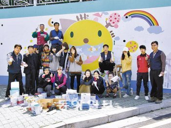 가족단위 봉사단체인 한양청소년봉사단원과 진해바른선거시민모임 회원 등이 동진여중 담장에 그림 그리기 봉사활동을 하고 있다. 이 자원봉사는 다음 달 8일까지 계속된다. 진해바선모 제공