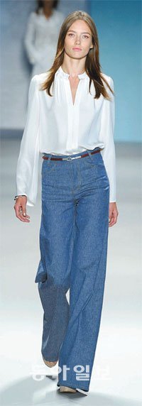 미국 디자이너 데릭 램은 2011 봄여름 컬렉션에서 넓은 통의 데님 팬츠에 화이트 색상의 실크블라우스, 통굽 구두를스타일링한 복고 패션을 선보였다.