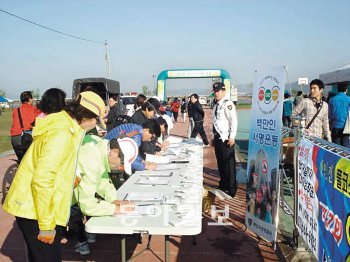 ‘난폭운전도시 오명 벗기 운동’에 한창인 부산지방경찰청이 시민들을 상대로 교통사고 줄이기 서명운동을 벌이고 있다. 부산시경은 6월까지 100만 명 서명을 목표로 삼고 있다. 부산=윤희각 기자 toto@donga.com