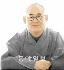 건전한 상속문화 연구 사업을 펼치고 있는 오경 스님은 “사회지도층은 가진 재산의 10분의 1만이라도 나누겠다는 결단이 어느 때보다 필요하다”고 말했다. 홍진환 기자 jean@donga.com