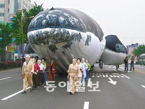 정부가 1월부터 ‘고래 유통증명제’를 도입하면서 울산의 대표 축제인 ‘울산고래축제’도 비상이 걸렸다. 동아일보DB