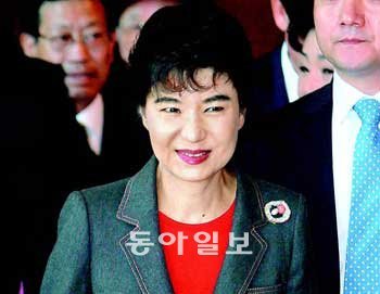 유럽 출국하는 朴전대표 한나라당 박근혜 전 대표가 28일 오전 이명박 대통령 특사 자격으로 11일간의 유럽 방문길에 오르기 위해 인천공항 출국장으로 향하고 있다. 재·보궐선거 참패 이후 여권에서 ‘박근혜 역할론’이 잇따라 제기되는 가운데 그의 행보가 주목을 받고 있다. 영종도=박영대 기자 sannae@donga.com