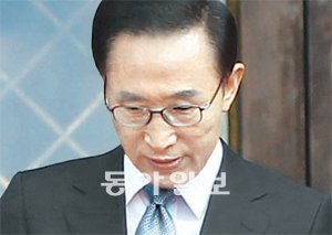 생각에 잠긴 李대통령 이명박 대통령이 28일 오전 공식 방문 중인 누리 알말리키 이라크 총리를 영접하기 위해 청와대 본관을 나서고 있다. 재·보궐선거 참패 이후 당정청 쇄신 요구가 이어지고 있는 상황을 반영하듯 이 대통령이 뭔가를 골똘히 생각하는 모습이다. 청와대사진기자단