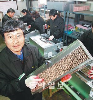 광주 하남공단 냉난방기 생산업체 주식회사 지구의 유명열 사장이 자연형 가습 유닛을 들고 장점을 설명하고 있다. 박영철 기자 skyblue@donga.com