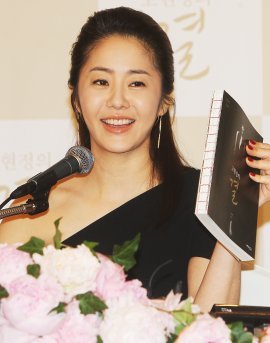 뷰티 북 '고현정의 결'을 출간한 배우 고현정이 29일 오후 서울 종로구 소공동 롯데호텔에서 열린 출간 기념회에서 질문에 답하고 있다. 연합뉴스