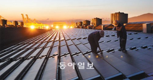 여의도 5배 크기의 포스코 광양제철소는 전남 동부권의 심장과 같은 역할을 할 뿐 아니라, 대한민국 경제발전의 상징이다. 1992년 국내 두번째로 준공된 제철소인 광양제철소는 최근 후판 연산 200만t의 제철소를 준공해 세계최고의 수준의 철강을 생산하는 기업으로 날개를 폈다. 동아일보 자료사진