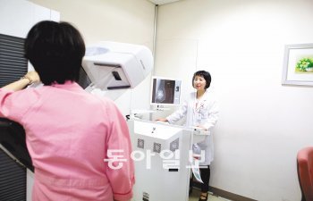 고려대 안암병원 유방센터에서 한 여성(왼쪽)이 검진을 위해 방사선 촬영기기 앞에 서 있다. 유방암은 조기에 발견하면 생존율이 높기 때문에 이상이 느껴지면 곧바로 검사를 받는 것이 중요하다. 고려대 안암병원 제공
