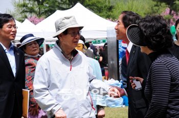 신격호 롯데그룹 총괄회장(가운데)이 1일 울산 울주군 삼동면 둔기리 고향마을잔치 행사장에서 주민들과 인사를 나누고 있다. 신 총괄회장은 1971년부터 해마다 5월이면 고향마을 주민들을 초청해 잔치를 열고 있다. 롯데그룹 제공