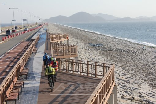 새만금방조제 변산방면 13km 지점의 전망대를 통과중인 집단가출 자전거 전국일주팀. 앞에 보이는 섬이 고군산열도의 일부인 신시도이며 오른쪽으로 살짝 선유도가 보인다.