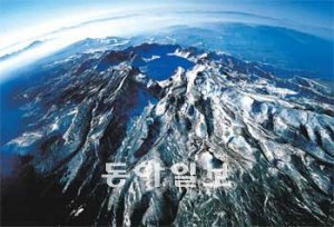 산악사진가 안승일 씨의 ’백두산’은 산의 등줄기와 힘줄까지 담아낸 작품. 중국에서 한반도 쪽을 향해 촬영한 항공사진으로 우리가
흔히 보았던 백두산과 다른 울림을 준다.