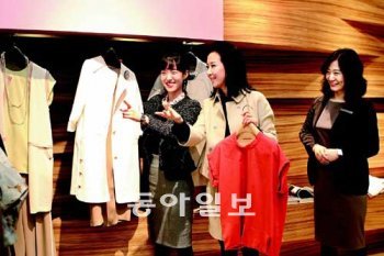 지난달 22일 서울 강남구 압구정동 현대백화점 본점 여성복 코너 ‘르베이지’ 매장에서 김동은 현대홈쇼핑 쇼호스트(가운데)가 이 매장 김정임 매니저(오른쪽)와 함께 고객이 옷을 고르는 것을 돕고 있다. 현대백화점 제공