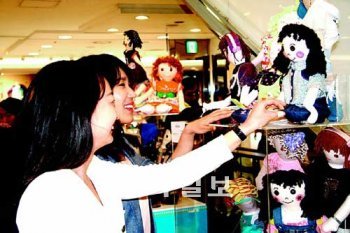 3일 서울 중구 소공동 롯데백화점 7층 아동복 매장에서 고객들이 에스모드서울 학생들이 만든 ‘아우인형’을 살펴보고 있다. 롯데백화점 제공