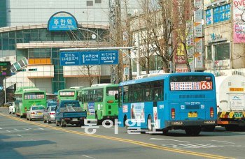 3일 인천 남구 수도권 전철 1호선 주안역 앞에 간선버스와 지선버스가 승객을 태우기 위해 정차해 있다. 인천시는 12일 버스노선조정위원회를 열고 노선 조정을 논의할 예정이다. 김영국 동아닷컴 객원기자 press82@donga.com