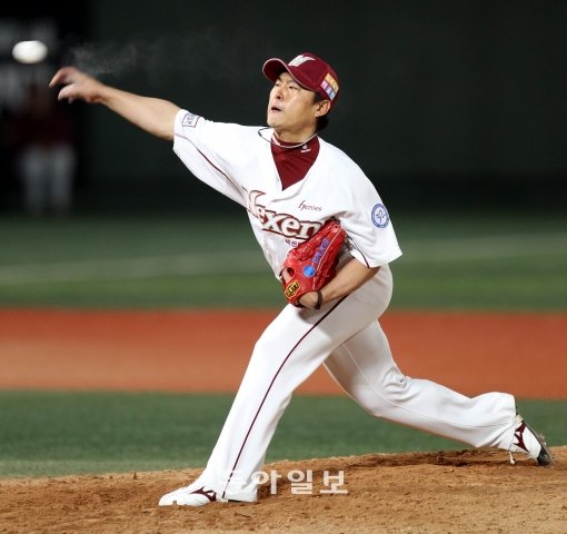 넥센 송신영(오른쪽)은 마무리 손승락의 빈 자리를 훌륭히 메우면서 팀의 수호신 역할을 하고 있다. 12년의 프로 생활 내내 주연보다 조연을 주로 맡았지만, 그는 스포트라이트를 탐내는 대신 여전히 “승락이가 오면 내 자리로 돌아가겠다”며 고개를 숙인다. 그가 주연보다 더 빛나는 조연 배우인 이유다. 스포츠동아DB