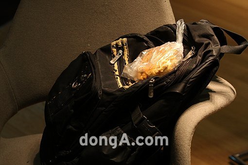 기 소보르망 박사(박혁권)는  “이건 협찬….”이라며 먹고 있던 소보루 빵을 가방에 감췄다. 동아닷컴 조윤선 기자 zowook@donga.com