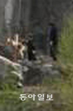 택시운전사 김모 씨가 숨진 채 발견된 장소인 경북 문경시 둔덕산. 사진 가운데에 김 씨가 못박혔던 십자가 모양의 나무틀이 있다. 경북지방경찰청 제공