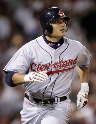 4일(한국시간) 추신수의 음주운전 적발에 클리블랜드와 현지 언론, 팬 모두 깊은 실망감을 보였다. 추신수가 4일 오클랜드와 원정경기에서 어두운 표정으로 타석에 서 있다. 추신수는 경기 전 인터뷰에서 가족, 동료, 팬, 구단에 사과했다. 스포츠동아DB