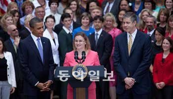 올해의 전국 교사에 뽑힌 미셸 시어러 교사(가운데)가 3일 백악관에서 연설하고 있다. 왼쪽은 버락 오바마 미국 대통령, 오른쪽은 안 덩컨 미 교육부 장관. 백악관 제공