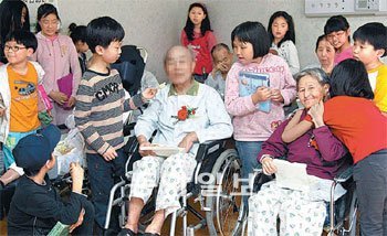 어버이날(5월 8일)을 닷새 앞둔 3일 서울 구로구 개봉동 ‘그루터기 배움터 지역아동센
터’에 다니는 아이들이 인근 미소들실버케어센터를 찾았다. 변영욱 기자 cut@donga.com