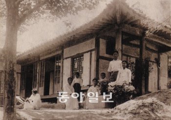 1930년대 말∼1940년대 초의 서울 성북동 ‘노시산방’. 왼쪽에 앉아있는 사람이 김용준이다.