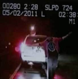 추신수 선수가 2일 새벽 차에서 내려 경찰의 지시에 따라 직선으로 걷는 음주운전 테스트를 받는 모습. 미국 폭스8뉴스 동영상 캡처