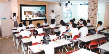 영어 말하기 수행평가는 학생 스스로 원고 작성부터 발표까지 해야 하기 때문에 영어쓰기와 말하기 능력이 동시에 요구된다. 평소 교과서 본문이나 다이얼로그에 나오는 표현을 소리내 따라 읽어보는 게 도움이 된다. 동아일보DB