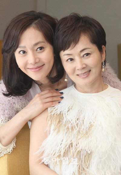 김영애는 '로열패밀리'에 출연한 후배 연기자들 중에 '제2의 김영애'를 꼽아달라는 주문에 주저없이 염정아(왼쪽)를 지목했다. 사진=이종승 기자 urisesang@donga.com