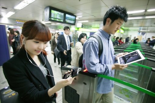 국내 주요 이동통신사들이망 과부하에 따른 통화품질 저하 등의 문제를 해결하기 위해 차세대 통신망 구축과 새로운 통신기술 적용에 
박차를 가하고 있다. KT는 최근 핸드오버 기술을 적용해 이동시에도 끊김 없이 와이파이를 이용할 수 있도록 했다.