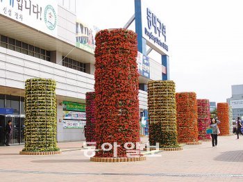 대구 관문 동대구역 광장에 8월 개막하는 세계육상대회를 알리는 대형 꽃탑 11개가 설치됐다. 대구시 제공