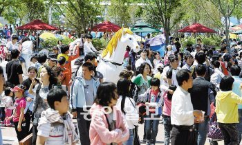 5일 어린이날 5만 여명의 인파가 몰린 부산경남경마공원. 대중교통 인프라가 부족해 이용객들의 불만이 많다. 사진 제공 부산경남경마공원