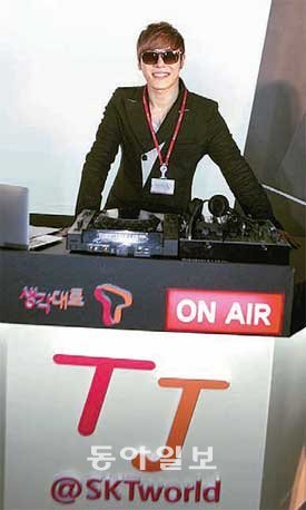 SK텔레콤은 가수 휘성 등 6명으로 구성된 트윗자키(TJ)를 운영하고 있다. 이들이 트윗자키를 맡으면서 이 회사의 트위터 공식계정은 팔로어가 매일 수백 명씩 늘어나는 등 주목을 받고 있다. SK텔레콤 제공