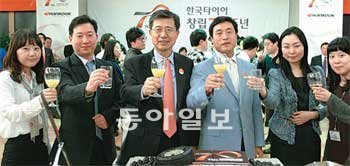 9일 서울 강남구 역삼동 한국타이어 본사에서 열린 창립 70주년 기념식에서 서승화 부회장(왼쪽에서 세 번째) 조현식 사장(왼쪽 네 번째)이 임직원들과 건배하고 있다. 한국타이어 제공